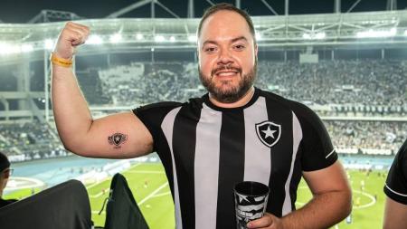 Torcedor do Botafogo tatua escudo no braço