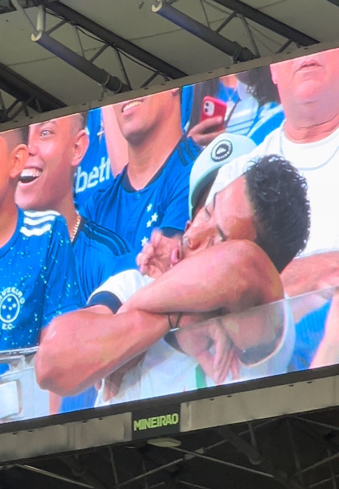 Torcedor erra caminho do Mineirão, dorme em jogo do Cruzeiro e vira meme