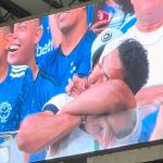Torcedor erra caminho do Mineirão, dorme em jogo do Cruzeiro e vira meme
