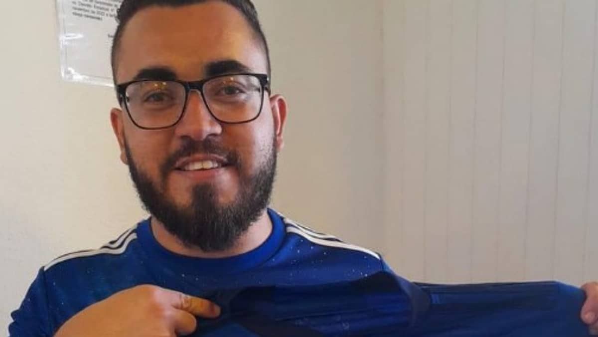 Torcedor do Cruzeiro encontra suposto novo uniforme na rodoviária de BH