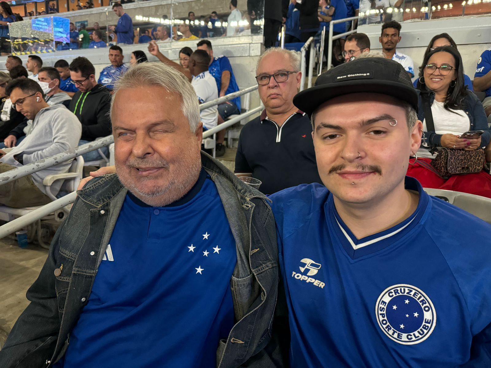 Cruzeiro x Atlético: deficiente visual acompanha clássico e se emociona ao som da Itatiaia