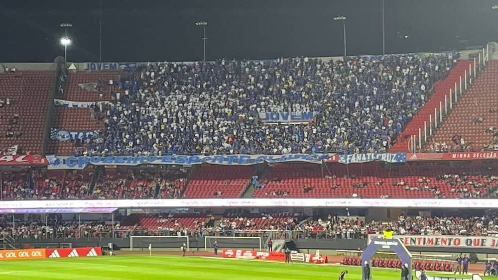 Torcida do Cruzeiro lota setor visitante do Morumbi, mas vê time ser castigado no fim