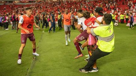 Torcedor do Inter invadiu o campo com a filha no colo e agrediu jogador do Caxias