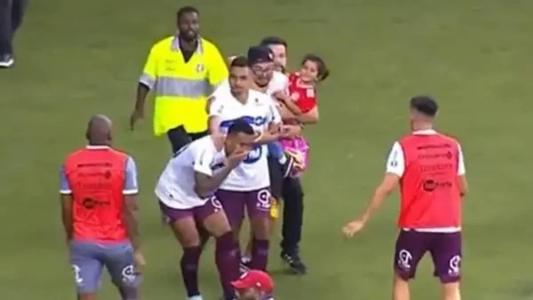Torcedor do Inter invadiu o gramado com uma criança no colo para agredir jogador do Caxias