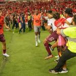Torcedor do Inter que invadiu gramado com criança no colo pode responder criminalmente