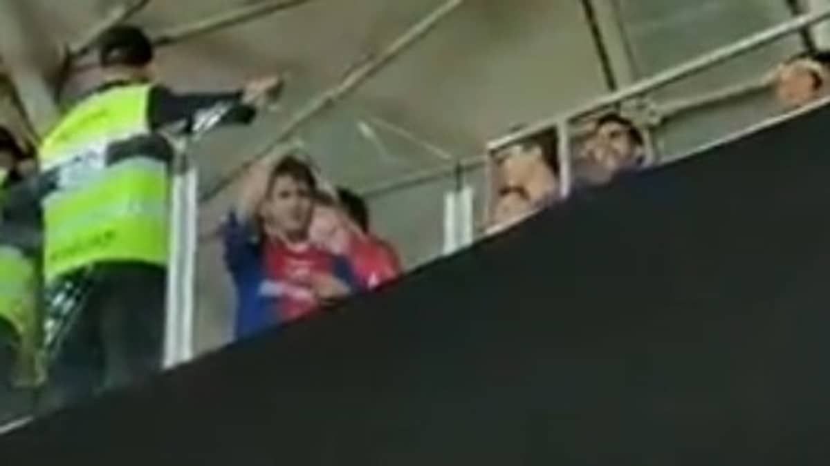 Repórter registra atos racistas de torcedor do Nacional-URU em jogo contra Inter