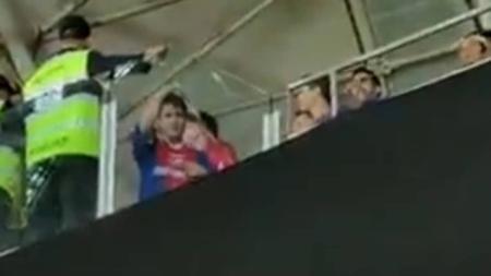 Torcedor do Nacional imita um macaco no Beira-Rio