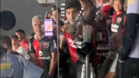 Torcedor do Newells' Old Boys mostra imagem de banana em celular em ato racista