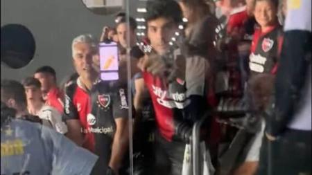 Torcedor do Newells' Old Boys mostra imagem de banana em celular em ato racista