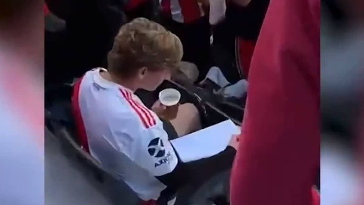 Vídeo: torcedor viraliza ao estudar na arquibancada durante River x Boca