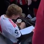 Vídeo: torcedor viraliza ao estudar na arquibancada durante River x Boca
