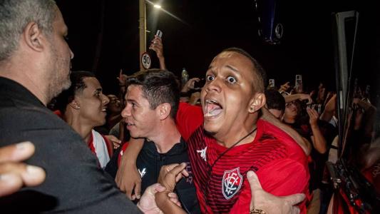 Torcedor do Vitória quase carregou o atacante Osvaldo no colo