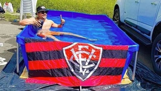 Torcedor espera pelo jogo na piscina instalada