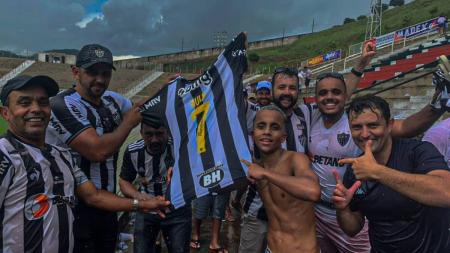 Torcedor ganha camisa de Hulk
