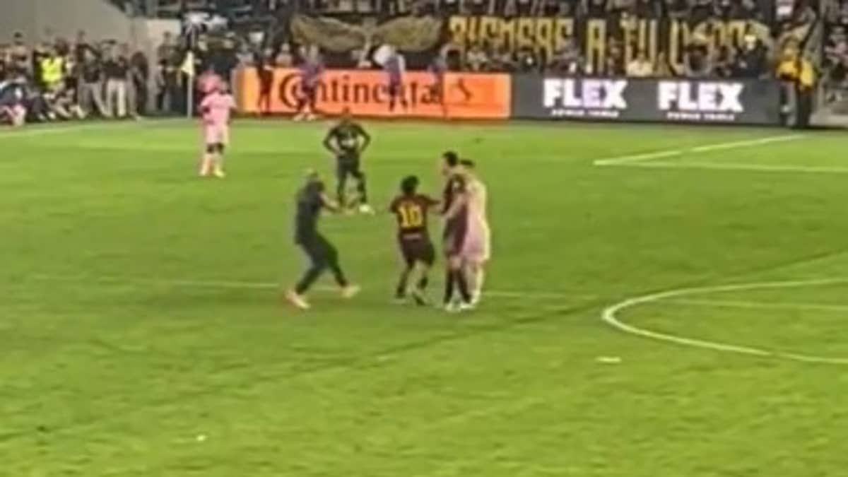 Torcedor invade campo para abraçar Messi e segurança impede; veja vídeo