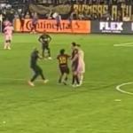 Torcedor invade campo para abraçar Messi e segurança impede; veja vídeo