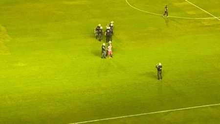 Torcedor invadiu o gramado da Ilha do Retiro após o jogo contra a Chape