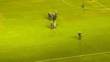 Torcedor invadiu o gramado da Ilha do Retiro após o jogo contra a Chape