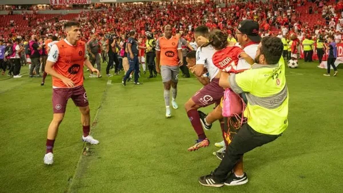 Torcedor que invadiu gramado com criança no colo é suspenso pelo Internacional 
