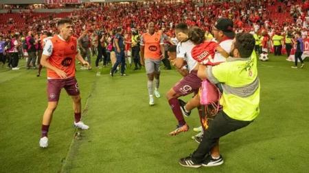 Torcedor invadiu o gramado do Beira Rio e agrediu ao menos duas pessoas com a filha no colo