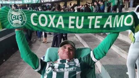 Torcedor marca presença no Estádio Couto Pereira em uma maca