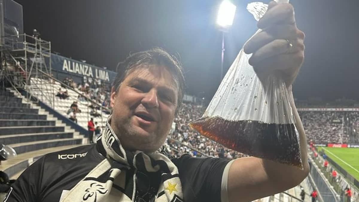 Pode isso? Atleticanos precisaram tomar refrigerante em saco plástico em Lima