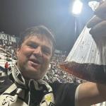 Pode isso? Atleticanos precisaram tomar refrigerante em saco plástico em Lima
