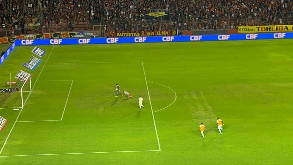 Torcedor do Sport invade gramado imitando leão e 'atacando' goleiro da Chape; assista
