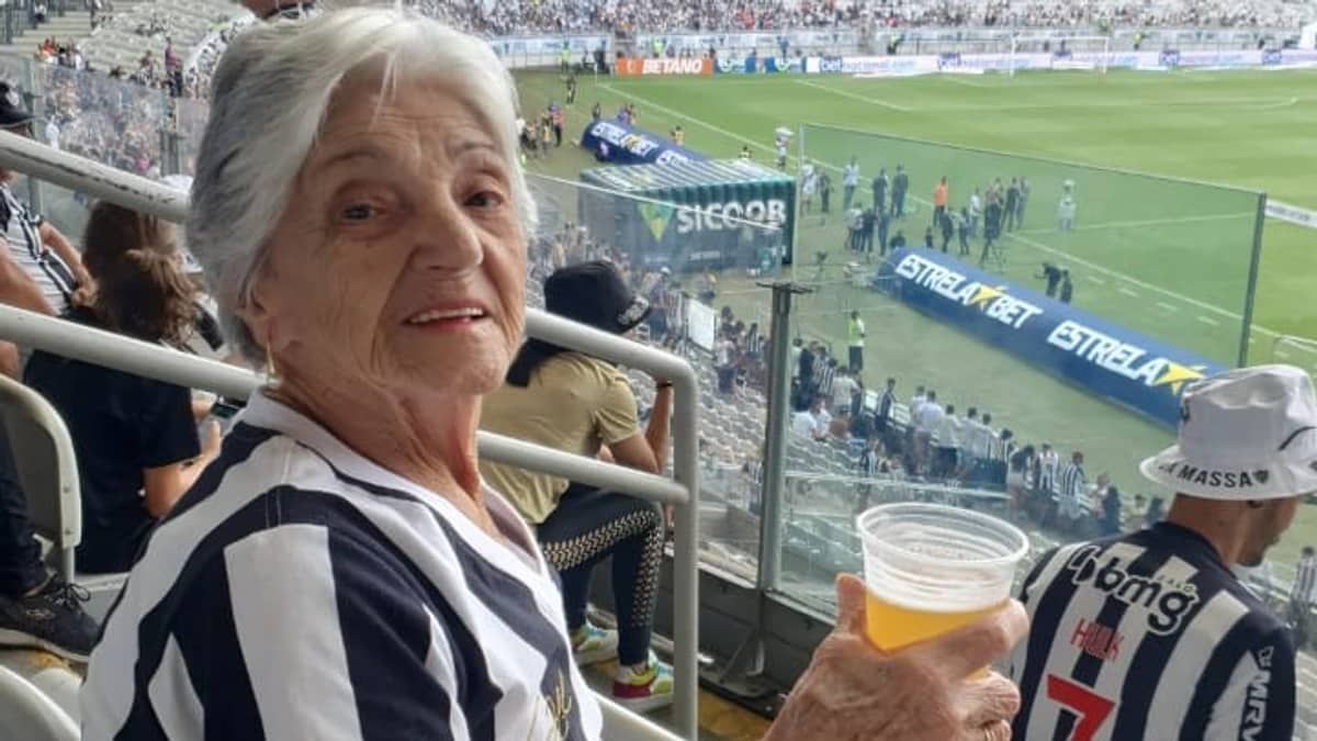 Aos 95 anos, idosa vai ao estádio pela primeira vez e vibra com o título do Galo