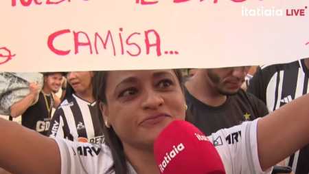 Torcedora do Atlético em tarde na Arena MRV, neste domingo (8)
