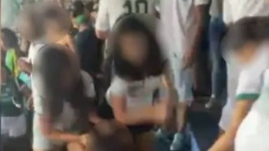 Torcedoras do Goiás brigam durante a goleada do time no Campeonato Estadual