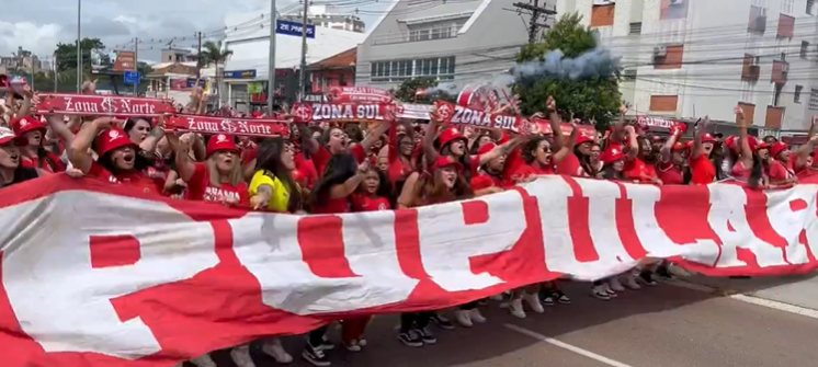 Torcedoras do Inter comandam festa em jogo com restrição de público no Beira-Rio pelo Gauchão