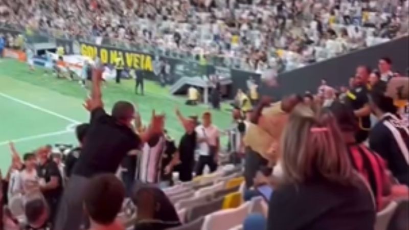 Torcedor do Atlético domina bola na arquibancada após finalização de Hulk, e vídeo viraliza