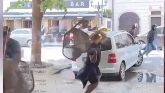 Torcedores arremessam cadeiras nas ruas de Praga