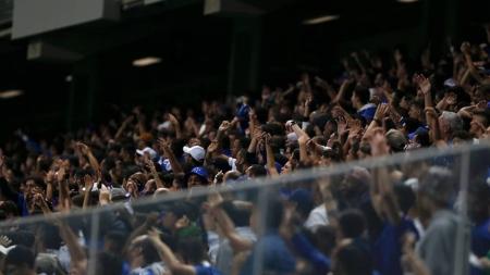 Torcedores arremessaram objetos no gramado do Independência e podem prejudicar o Cruzeiro