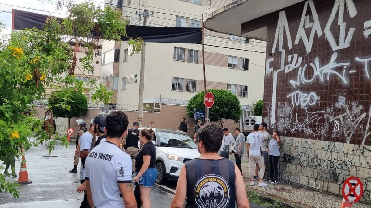 Início da chegada dos torcedores do Atlético ao Independência para o clássico é tranquila