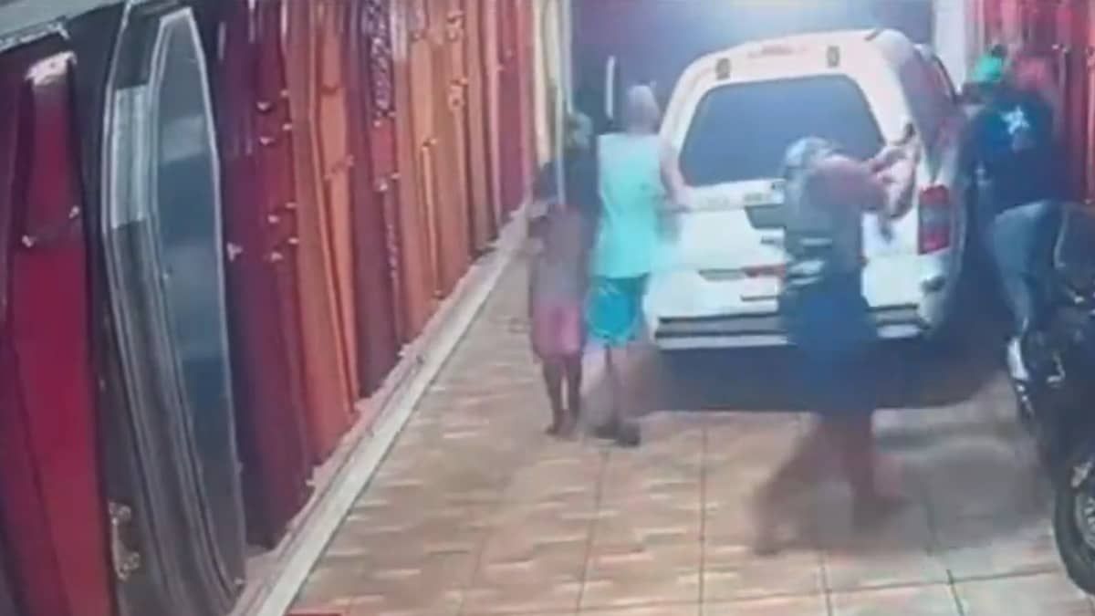 Uniformizadas de Sport e Santa Cruz brigam numa funerária no Recife