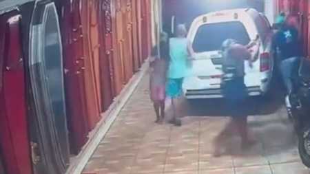 Torcedores brigaram dentro de uma funerária