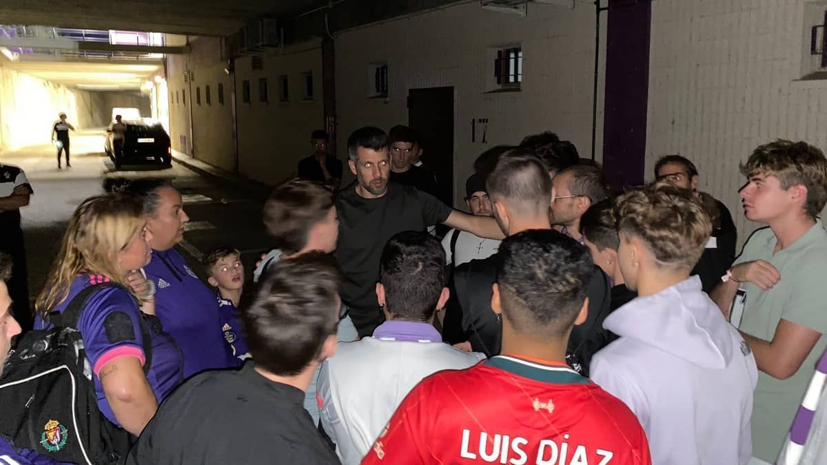 Pezzolano é cercado pela torcida do Valladolid após novo tropeço na Série B do Espanhol