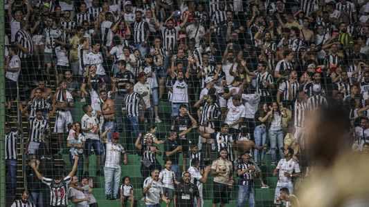 Torcedores comemoram gol de Hulk contra o Democrata-SL, no Horto