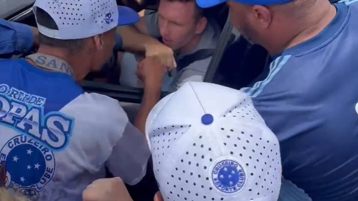 Cruzeiro: Jogadores são abordados por torcedores na saída da Toca; veja vídeo