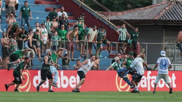 Torcedores de Coritiba e Cruzeiro se enfrentaram 