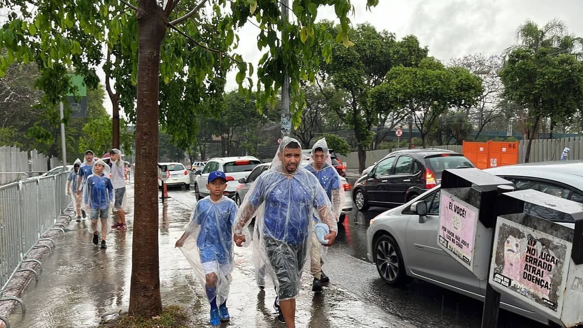 Cruzeiro x América: chuva atrapalha torcedores no Mineirão