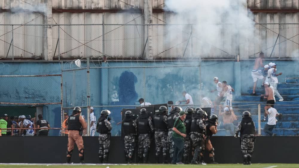 Cruzeiro x Coritiba: jogo tem invasões e confusão generalizada no Durival de Britto