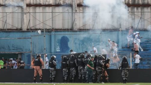 Torcedores de Cruzeiro e Coritiba invadiram o campo