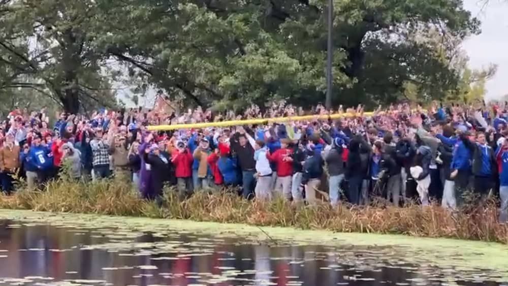 Torcedores invadem gramado após vitória histórica, arrancam trave e atiram em lago
