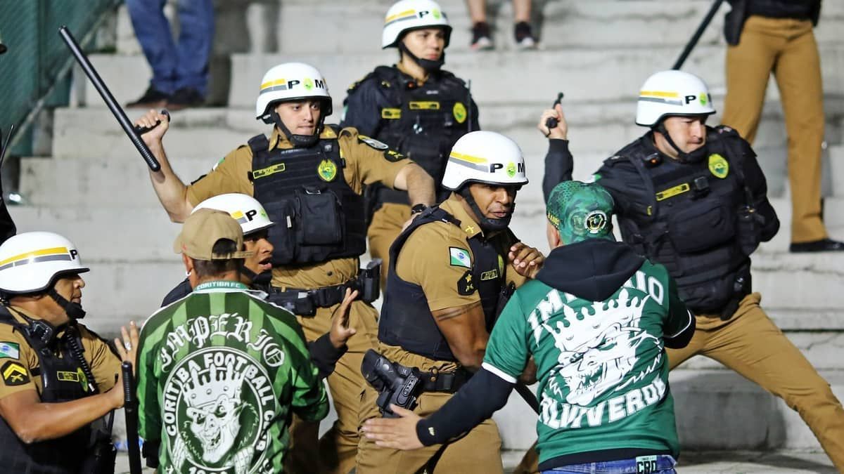 Briga generalizada: torcida do Coritiba e PM entram em choque após vitória do Atlético