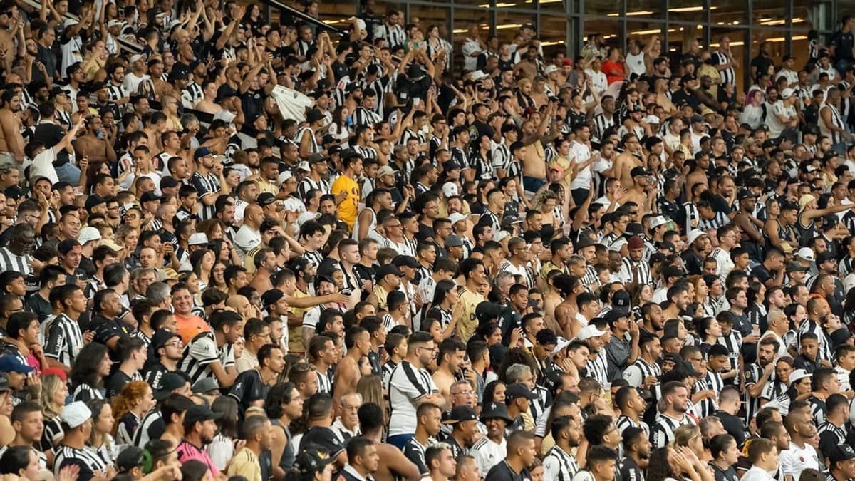 Coudet leva copo de cerveja da torcida e dispara: ‘É loucura’ 