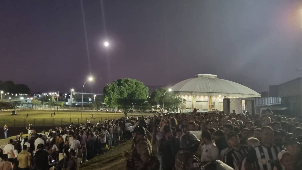 Torcida do Atlético passa sufoco ao entrar no Parque do Sabiá para clássico
