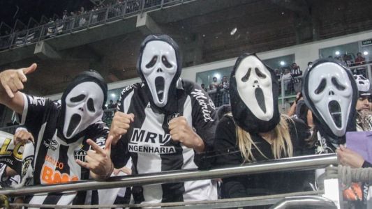 Torcedores do Atlético com a máscara do Pânico, em 2013